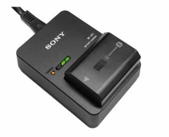Зарядное устройство: Sony BC-QZ1